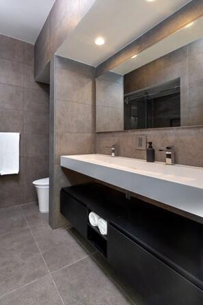 Douche, sèche-cheveux, bidet, serviettes fournies