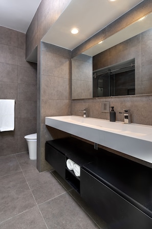 Douche, sèche-cheveux, bidet, serviettes fournies