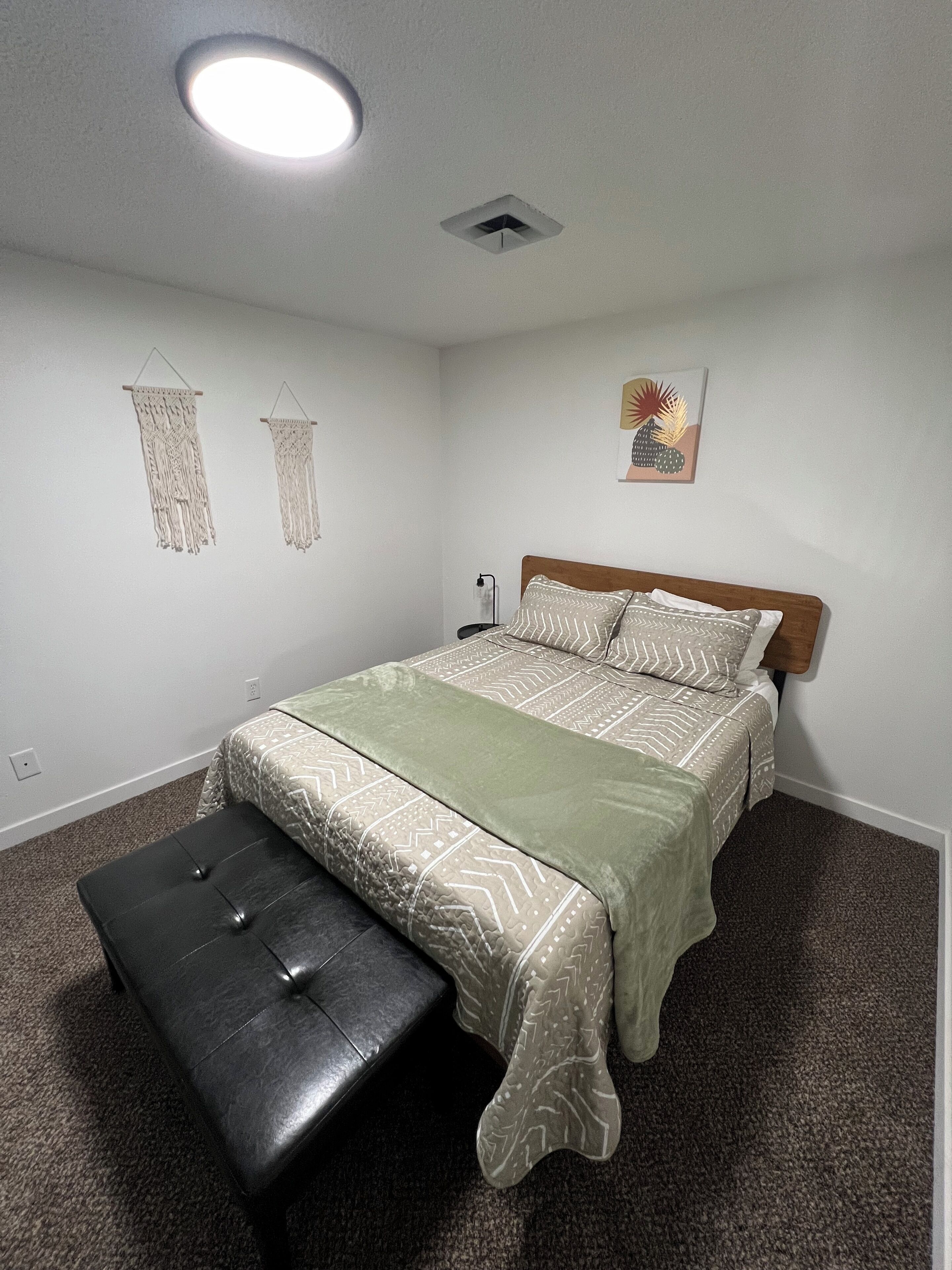 3 habitaciones, tabla de planchar con plancha, wifi y ropa de cama 