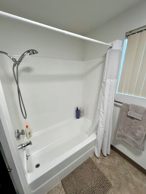 Douche, sèche-cheveux, serviettes fournies, savon