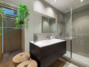 Dusche, kostenlose Toilettenartikel, Haartrockner, Handtücher