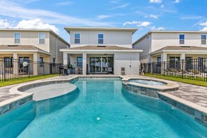 Un edificio residencial con piscina y jacuzzi.
