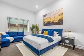 3 chambres, bureau, fer et planche à repasser, lit de bébé portatif