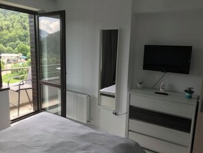 1 bedroom, soundproofing, iron/ironing board, travel cot - Colina Blossom Retreat (Sinaia)