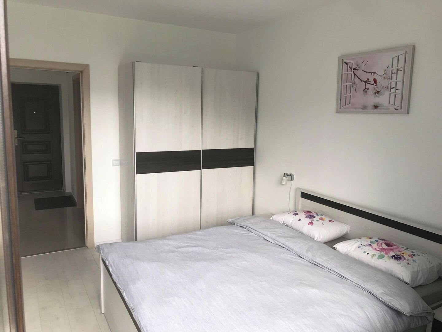 1 habitación, sistema de insonorización y tabla de planchar con plancha 