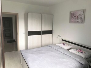 1 bedroom, soundproofing, iron/ironing board, travel crib