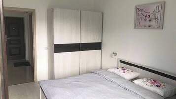 1 quarto, ferros/tábuas de passar roupa, berço de viagem