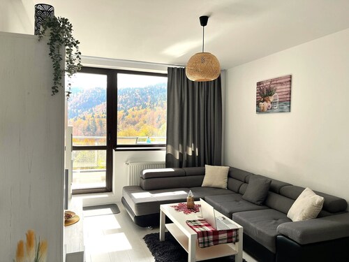 Colina Blossom Retreat - 10 min to Peles Castle & Parking