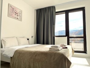 1 bedroom, soundproofing, iron/ironing board, travel crib