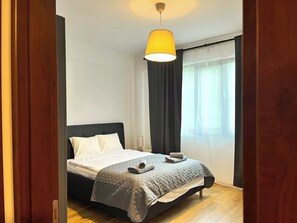 2 bedrooms, iron/ironing board, internet, bed sheets