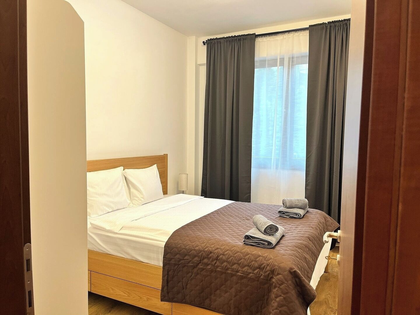 2 bedrooms, iron/ironing board, internet, bed sheets