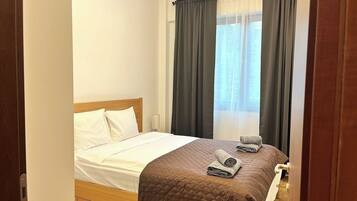 2 bedrooms, iron/ironing board, internet, bed sheets