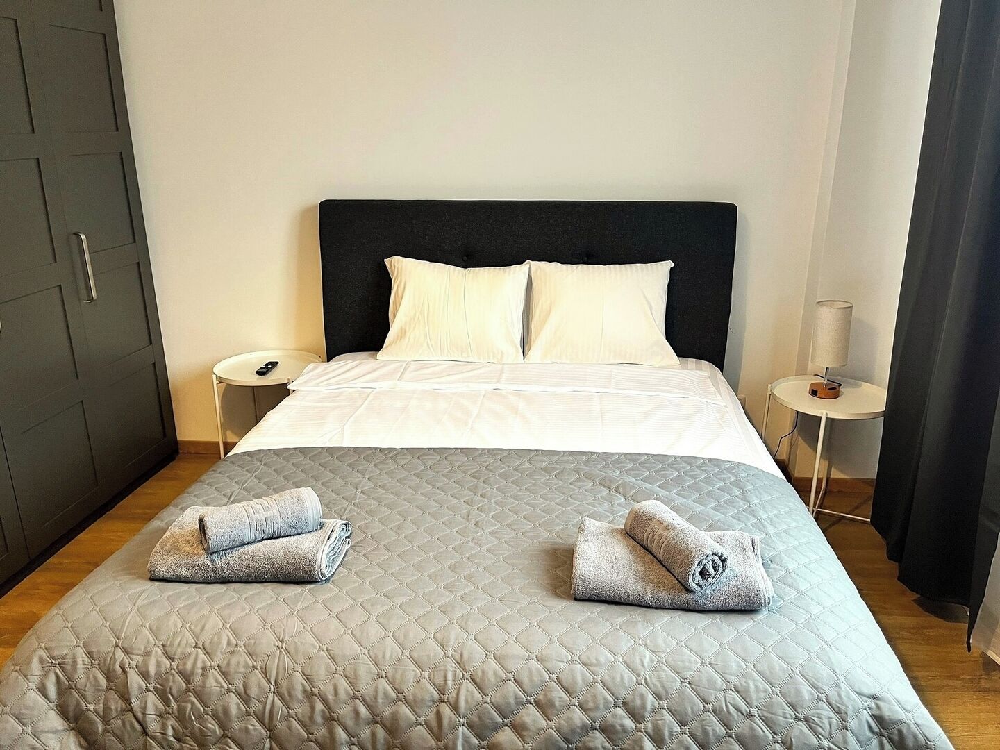 2 عدّة غرف نوم ومكواة/لوح كي وخدمة الإنترنت وملاءات أسرّة