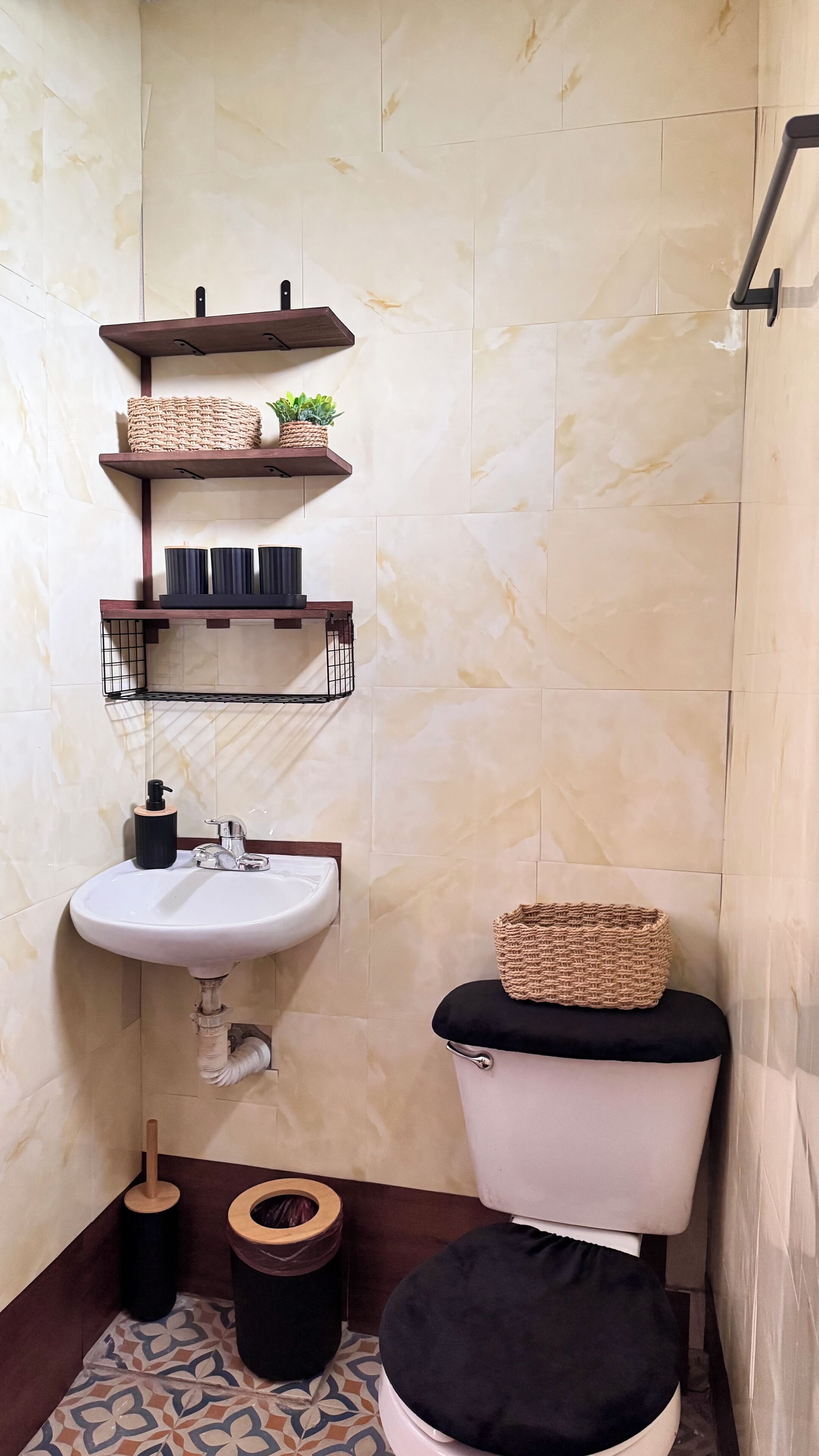 Douche, sèche-cheveux, serviettes fournies, papier toilette