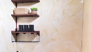 Regadera, secadora de cabello, toallas, papel de baño