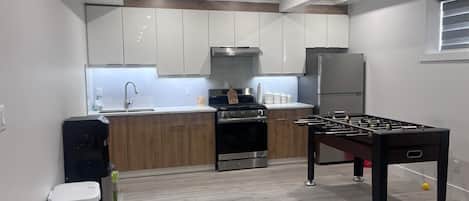 Frigorifero, microonde, forno, piano cottura
