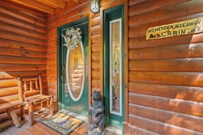 Exterior detail - Forest Escape • Themed Rooms • Hot Tub • Dollywood (Sevierville)