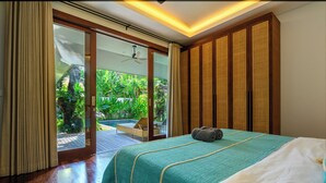 Une chambre avec un lit, une vue sur la piscine et un ventilateur de plafond.