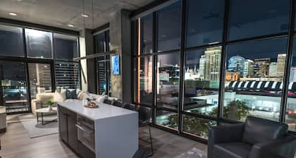 Luxury 2BR 2BA Penthouse-Pool, Gym, Pkg, Views!