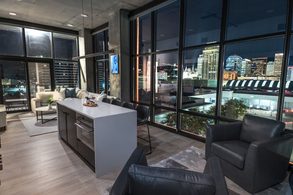 Curated visual reference: Picture Idea: Luxury 2Br 2Ba Penthouse Pool Gym Pkg Views Salt Lake