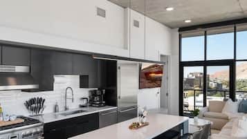 Geladeira, micro-ondas, fogão, cooktop