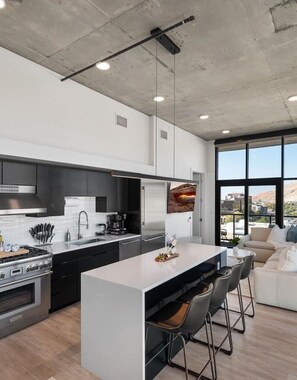 Refrigerador, microondas, horno y parrilla de estufa