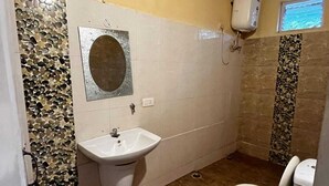 Un baño con lavabo, inodoro y azulejos decorativos.