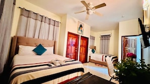 Familienzimmer, 2 Queen-Betten, Meerblick | Essbereich im Zimmer