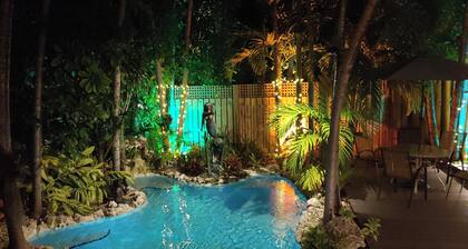 Hemingway Caribbean Townhome/Private Pool by Beach,Key West charm,free parking