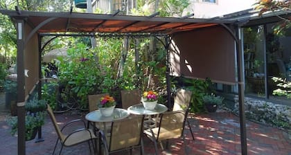 The Hemingway Caribbean Townhome & Private Pool Near Beach in charming Key West