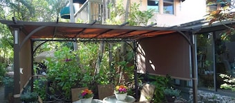 The Hemingway Caribbean Townhome & Private Pool Near Beach in charming Key West