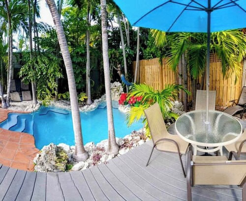 Hemingway Caribbean Townhome/Private Pool by Beach,Key West charm,free parking