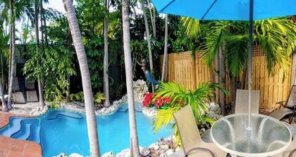 Hemingway Caribbean Townhome/Private Pool by Beach,Key West charm,free parking