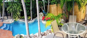 Hemingway Caribbean Townhome/Private Pool by Beach,Key West charm,free parking
