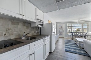 Fridge, coffee/tea maker, blender