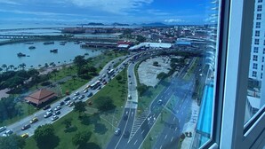 Vista panorámica de una ciudad con autopista, puente y una masa de agua.