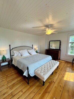 4 bedrooms, desk, free WiFi, bed sheets