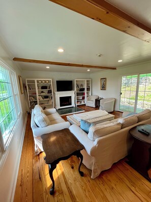 Smart TV, fireplace, books, stereo