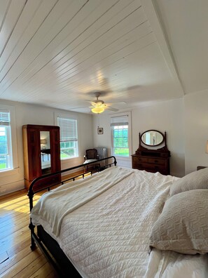 4 bedrooms, desk, free WiFi, bed sheets