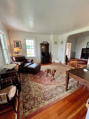 Smart TV, fireplace, books, stereo - Peaceful 4-bedroom Farmhouse in Fallsburg (Fallsburg)