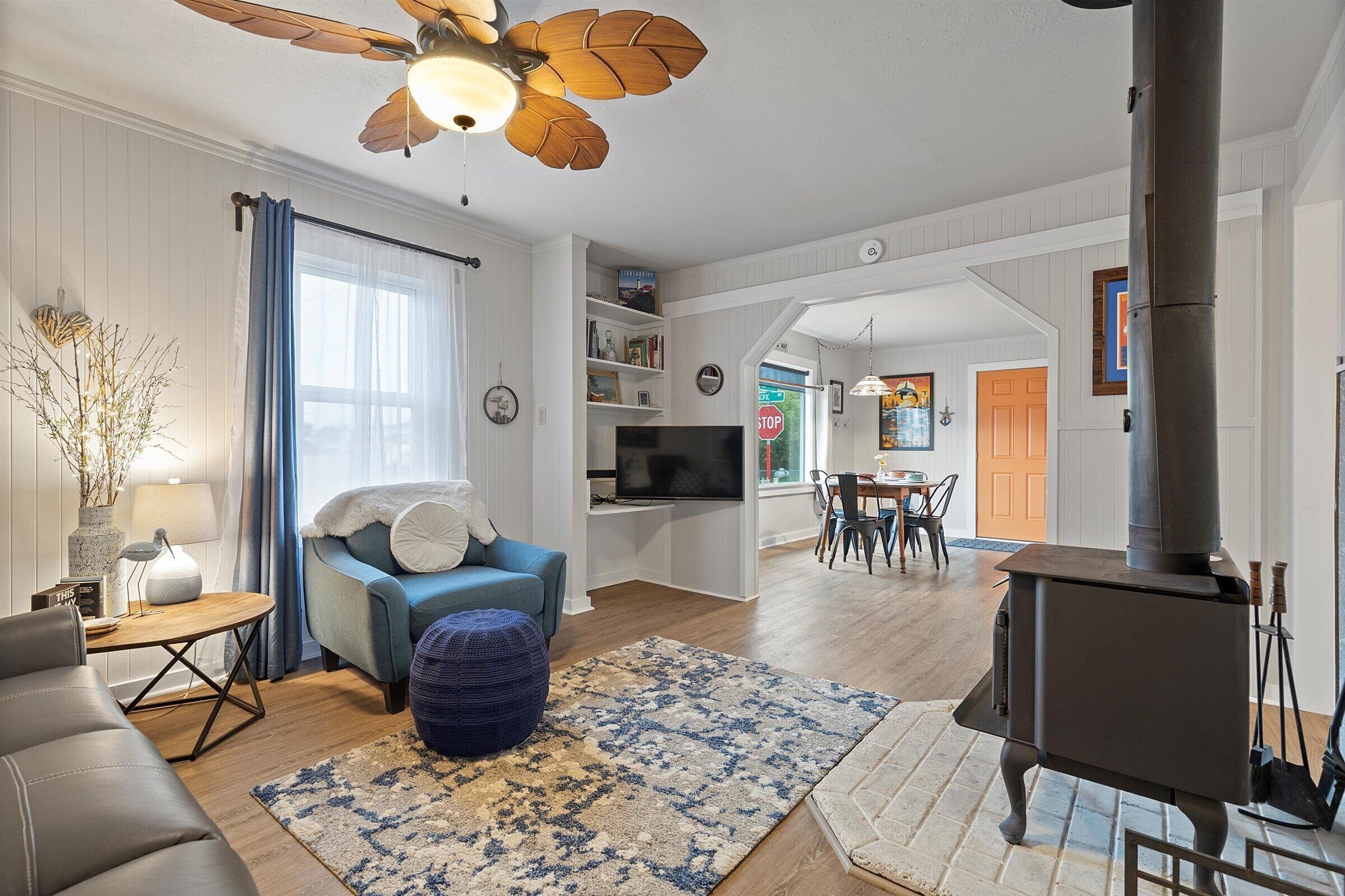 TV connectée, cheminée, livres, chaîne hi-fi