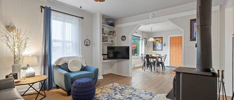 Smart TV, fireplace, books, stereo