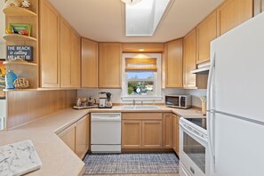 Fridge, microwave, oven, stovetop - Sea Breeze Cottage - Woodstove, Beach and Dining (Pacific City)