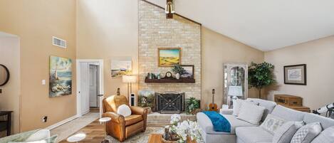 Smart TV, chimenea, impresora