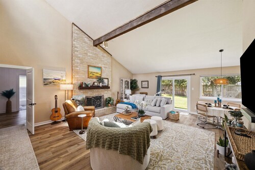 Stylish 3BR, 2BA with King - Near NASA, Kemah & Baybrook