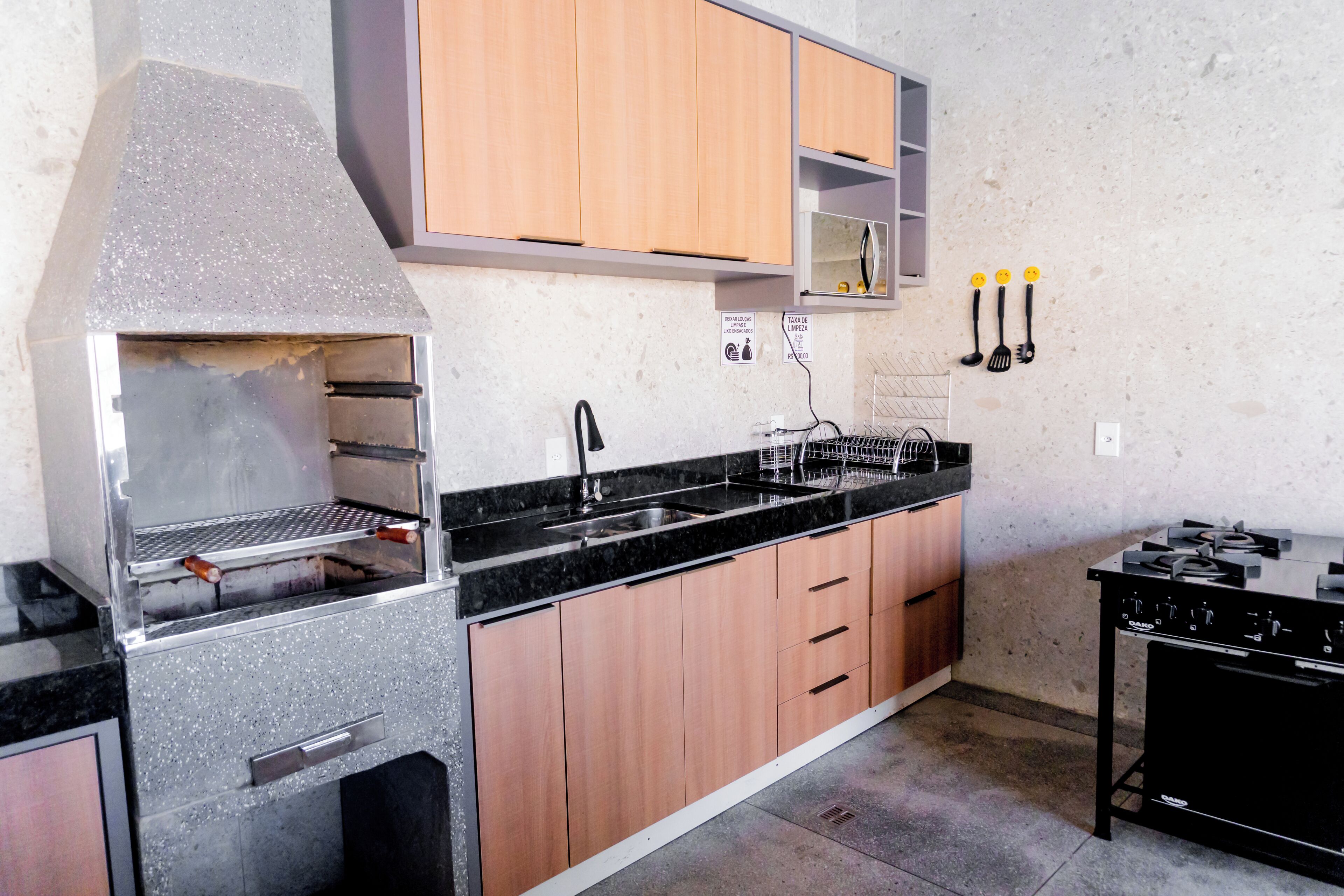 Een koelkast, een magnetron, een oven, een kookplaat