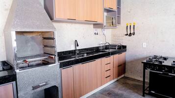 Geladeira, micro-ondas, fogão, cooktop