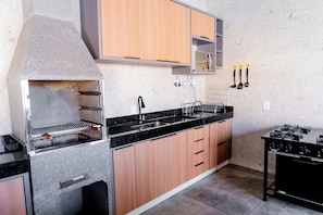 Geladeira, micro-ondas, fogão, cooktop