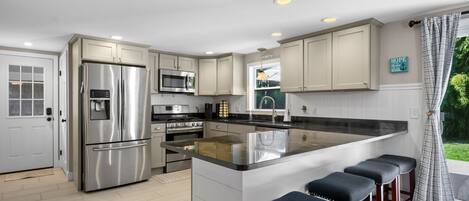 Fridge, microwave, stovetop, dishwasher