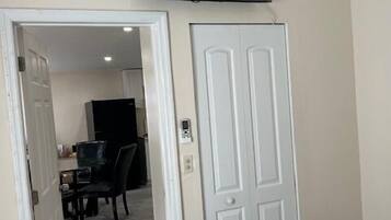 2 habitaciones, tabla de planchar con plancha, wifi y ropa de cama